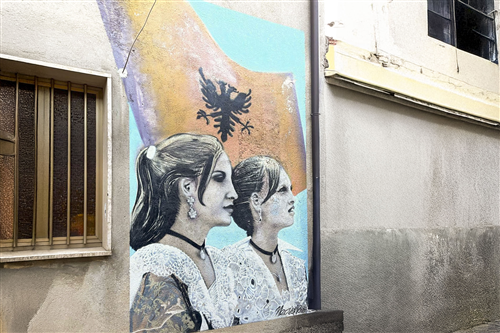 Murales -  Due giovani donn...